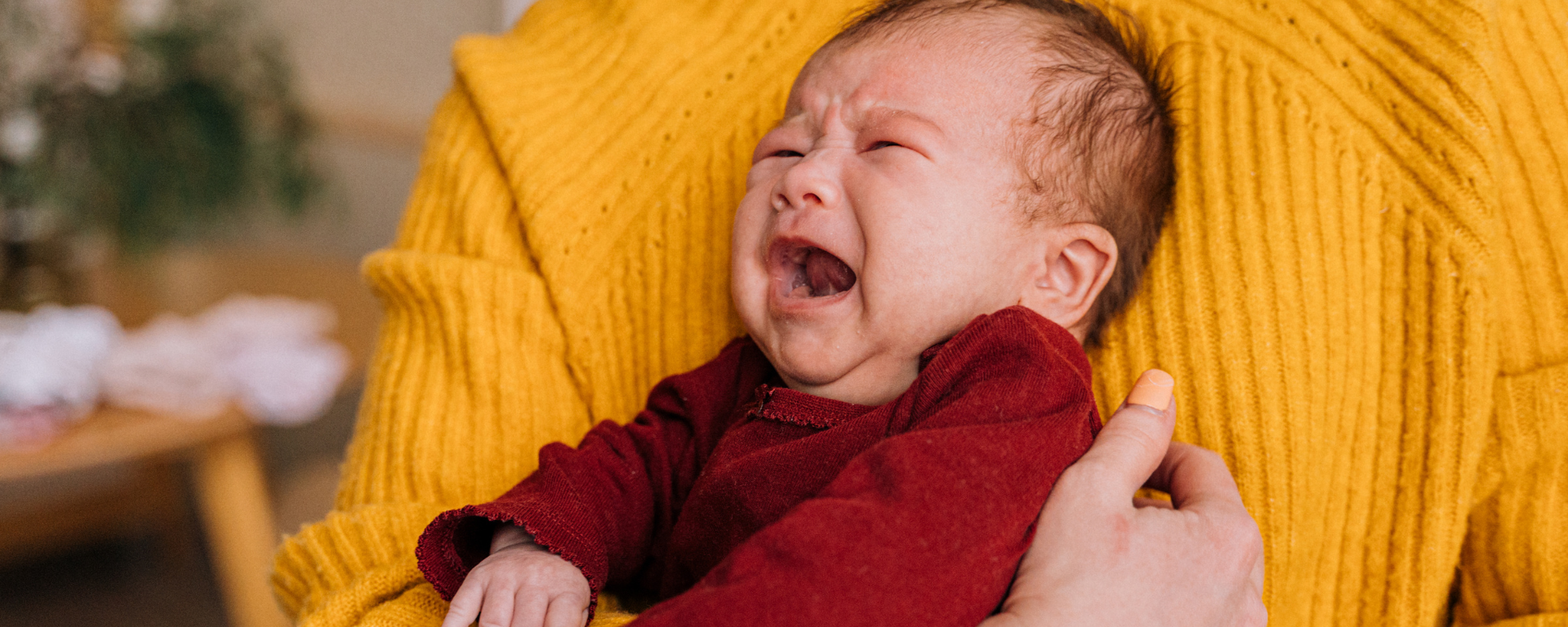 Opas itkuisten vauvojen vanhemmille - Itkuista vauvaa voi auttaa |  Hyvä
